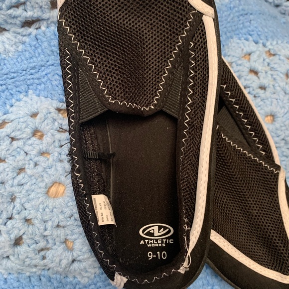 🟢Men’s Pool Shoes - Blk/Wht     - $13 - Picture 2 of 3